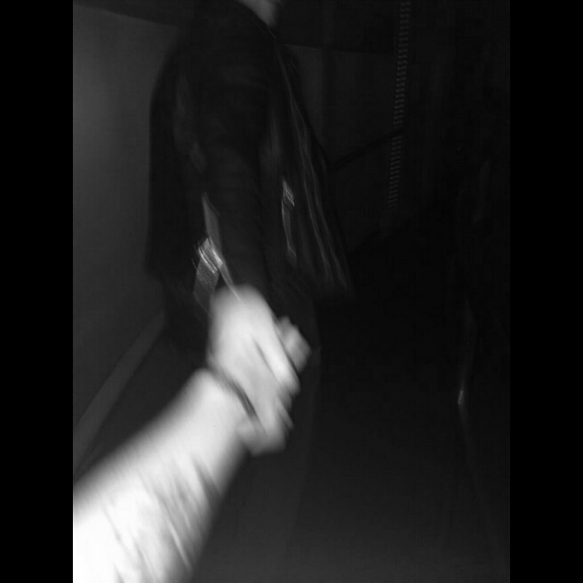 Фото руки девушки в темноте
